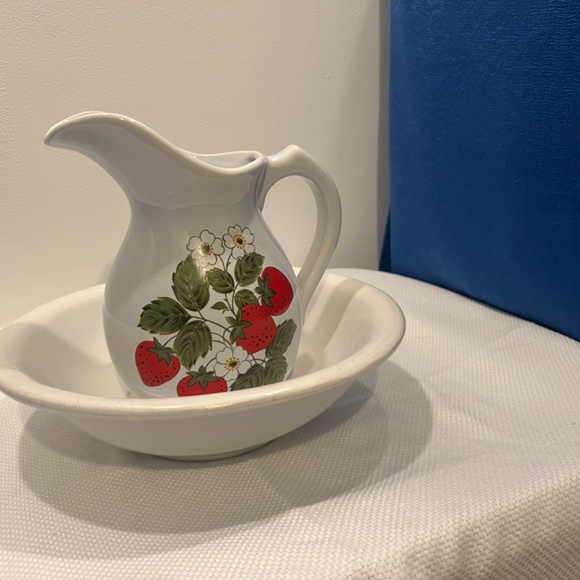 McCoy large Strawberry pitcher and bowl - Picture 3 of 3